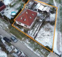 Na predaj 3-izbový rodinný dom, Dobrohošť - Pohľad zhora na rodinný dom v Dobrohošti so zasneženou záhradou a strechou.