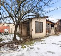 Na predaj 3-izbový rodinný dom, Dobrohošť - Snežný dvor s drevenými prístavbami rodinného domu v Dobrohošti.