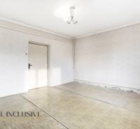 Na predaj 3-izbový rodinný dom, Dobrohošť - Prázdna izba v rodinnom dome s bielou stenou a podlahou s dreveným dekorom.