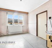 Na predaj 3-izbový rodinný dom, Dobrohošť - Interiér rodinného domu so vzorovanými stenami, oknom a kuchynskou linkou.