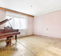 Na predaj 3-izbový rodinný dom, Dobrohošť - Izba v rodinnom dome s klavírom a podlahou s dreveným dekorom.