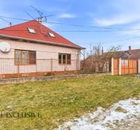 Na predaj 3-izbový rodinný dom, Dobrohošť - Rodinný dom v Dobrohošti s červenou strechou a oploteným pozemkom. Trávnatá plocha so snehom.