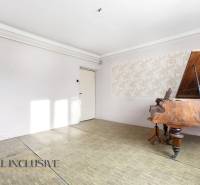 Na predaj 3-izbový rodinný dom, Dobrohošť - Opuštěná miestnosť s klavírom a podlahou s dreveným dekorom v Rodinnom dome.