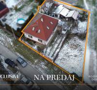 Na predaj 3-izbový rodinný dom, Dobrohošť - Rodinný dom v Dobrohošti pokrytý snehom, zobrazený z vtáčej perspektívy.