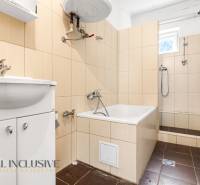 Na predaj 3-izbový rodinný dom, Dobrohošť - Kúpeľňa v rodinnom dome s vaňou, umývadlom a sprchovým kútom.