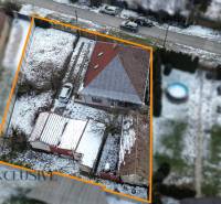 Na predaj 3-izbový rodinný dom, Dobrohošť - Rodinný dom v Dobrohošti s červenou strechou, zasneženou záhradou a parkoviskom.