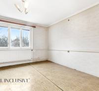 Na predaj 3-izbový rodinný dom, Dobrohošť - Svetlá izba s podlahou s dreveným dekorom, veľkým oknom a radiátorom, rodinný dom.