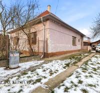 Na predaj 3-izbový rodinný dom, Dobrohošť - Rodinný dom v Dobrohošti s autom na zasneženom dvore a stromami v záhrade.