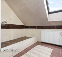 Na prenájom podnikateľské priestory, Senec - Kúpeľňa v podkroví s radiátorom, rohožkou a strešným oknom v hoteloch a penziónoch.