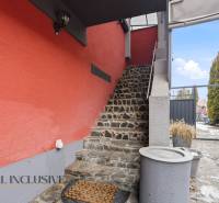 Na prenájom podnikateľské priestory, Senec - Kamenné schody vedúce k dverám za bránou v Senci, Hotely a penzióny.