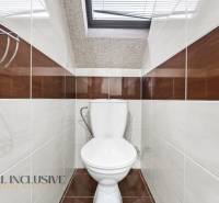 Na prenájom podnikateľské priestory, Senec - Kúpeľňa s toaletou v Hoteloch a penziónoch má biele a hnedé obklady.