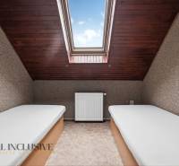 Na prenájom podnikateľské priestory, Senec - Podkrovná izba so strešným oknom a dvoma posteľami v hoteloch a penziónoch.