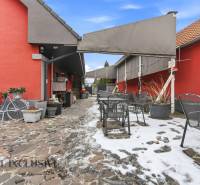 Na prenájom podnikateľské priestory, Senec - Exteriérová terasa v Hoteloch a penziónoch v Senci so zasneženou podlahou a bicyklom.