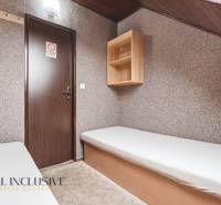 Na prenájom podnikateľské priestory, Senec - Jednoduchá izba v hoteloch a penziónoch s jedným lôžkom a policovým úložným priestorom.