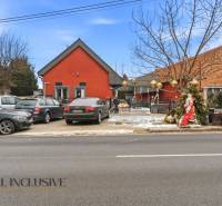 Na prenájom podnikateľské priestory, Senec - Hotel a penzión v Senci s parkoviskom, vianočnou výzdobou a stromami.