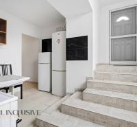 Na predaj 3-izbový byt so záhradkou, Senec - Schodisko vedie do kuchyne s kachličkami a podlahou s dreveným dekorom v Hotely a penzióny.