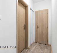 Na predaj 3-izbový byt so záhradkou, Senec - Chodba s dverami a podlahou s dreveným dekorom v hoteloch a penziónoch.