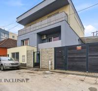 Na predaj 3-izbový byt so záhradkou, Senec - Exteriér budov v Senci s parkovaním pred hotelom a penziónom.