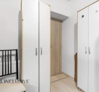 Na predaj 3-izbový byt so záhradkou, Senec - V Hoteloch a penziónoch sú skrine, stolička a poschodová posteľ na podlahe s dreveným dekorom.