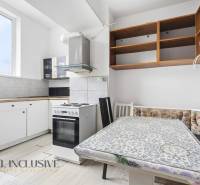 Na predaj 3-izbový byt so záhradkou, Senec - Kuchyňa v hoteloch a penziónoch s rohovou lavicou, sporákom a otvorenými policami.