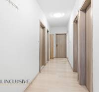 Na predaj 3-izbový byt so záhradkou, Senec - Chodba s bielymi stenami a podlahou s dreveným dekorom v hoteloch a penziónoch.