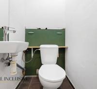 Na predaj 3-izbový byt so záhradkou, Senec - Kúpeľňa v hoteloch a penziónoch s toaletou a umývadlom, biele steny.