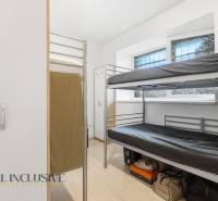 Na predaj 3-izbový byt so záhradkou, Senec - Poschodová posteľ, skriňa a podlaha s dreveným dekorom v izbe - Hotely a penzióny.