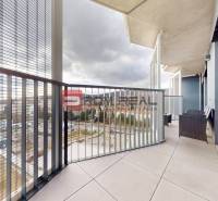 Na prenájom 2 izb. byt s parkovaním a veľkou terasou Guthaus - Balkón z výškového 2-izbového bytu na Račianskej ulici s výhľadom na Bratislavu III.