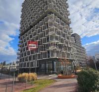 Na prenájom 2 izb. byt s parkovaním a veľkou terasou Guthaus - Unikátna architektúra vežiaka na Račianskej v Bratislave III obsahuje výrazné balkóny a moderné prvky.