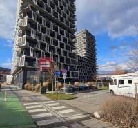 Na prenájom 2 izb. byt s parkovaním a veľkou terasou Guthaus - Budovy s výraznými balkónmi a biely karavan na Račianskej v Bratislave III.