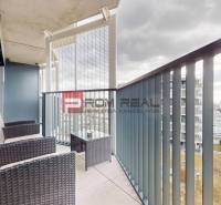 Na prenájom 2 izb. byt s parkovaním a veľkou terasou Guthaus - Balkón s ratanovým nábytkom v 2-izbovom byte na Račianskej v Bratislave III.