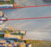 Na predaj 5-izb. rodinný dom na 50-á pozemku, Sap - Letecký pohľad na rodinný dom v meste Sap s priľahlým pozemkom.