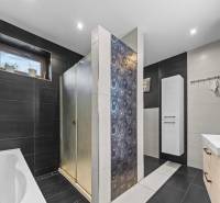 Na predaj 5-izb. rodinný dom na 50-á pozemku, Sap - Kúpeľňa s vaňou, sprchovacím kútom a umývadlom v rodinnom dome.