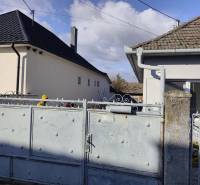 Na predaj 3-izb. rodinný dom, Gabčíkovo – Polná ulica - Rodinné domy na Poľnej ulici v Gabčíkove s kovovým plotom a bránou.