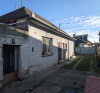 Na predaj 3-izb. rodinný dom, Gabčíkovo – Polná ulica - Rodinný dom na Poľnej ulici v Gabčíkove, s dvorom a ošarpanou fasádou.