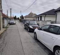 Na predaj 3-izb. rodinný dom, Gabčíkovo – Polná ulica - Ulica Poľná v Gabčíkove s rodinnými domami a zaparkovanými autami.