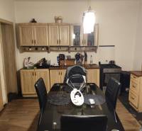 Na predaj 3-izb. rodinný dom, Gabčíkovo – Polná ulica - Jedáleň v rodinnom dome s jedálenským stolom a presklenými skriňami, podlaha s dreveným dekorom.