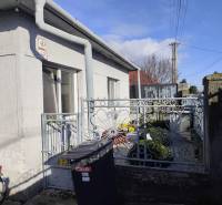 Na predaj 3-izb. rodinný dom, Gabčíkovo – Polná ulica - Rodinný dom na Poľnej ulici v Gabčíkove s oplotenou predzáhradkou a plynovými potrubiami.