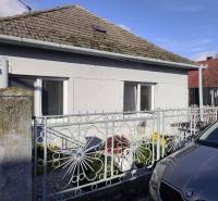 Na predaj 3-izb. rodinný dom, Gabčíkovo – Polná ulica - Rodinný dom na Poľnej ulici v Gabčíkove s tradičnou strechou a kovaným plotom.