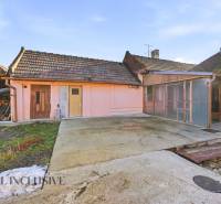 Na predaj 3-izb.rod.dom s dvojgarážou,Vojka nad Dunajom - Rodinný dom v obci Vojka nad Dunajom s terasou a záhradou.