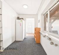 Na predaj 3-izb.rod.dom s dvojgarážou,Vojka nad Dunajom - Rodinný dom s chodbou, podlaha s dekorom, poličky, biela chladnička a veľké okno.