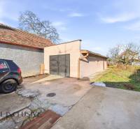Na predaj 3-izb.rod.dom s dvojgarážou,Vojka nad Dunajom - Rodinný dom vo Vojke nad Dunajom s autom a garážou na dvore.