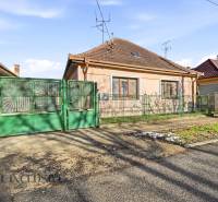 Na predaj 3-izb.rod.dom s dvojgarážou,Vojka nad Dunajom - Rodinný dom vo Vojke nad Dunajom so zelenou bránou a murovaným plotom.