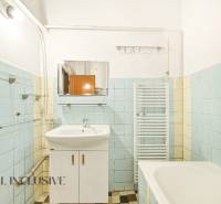 Na predaj 3-izb.rod.dom s dvojgarážou,Vojka nad Dunajom - Kúpeľňa s vaňou a umývadlom, obložená svetlomodrými kachličkami v rodinnom dome.