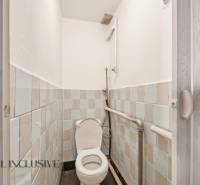 Na predaj 3-izb.rod.dom s dvojgarážou,Vojka nad Dunajom - Kúpeľňové priestory v rodinnom dome s kachličkami a záchodom.