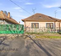 Na predaj 3-izb.rod.dom s dvojgarážou,Vojka nad Dunajom - Rodinný dom vo Vojke nad Dunajom má zelenú bránu a oplotenie, šikmú strechu.