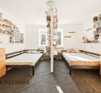 Na predaj 3-izb.rod.dom s dvojgarážou,Vojka nad Dunajom - Izba v rodinnom dome s dvoma posteľami, poličkami a detskými hračkami.