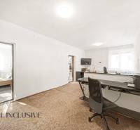 Na predaj 3-izb.rod.dom s dvojgarážou,Vojka nad Dunajom - Kancelária v rodinnom dome s kobercom a pracovným stolom, dvere vedú do spálne.