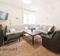 Na predaj 3-izb.rod.dom s dvojgarážou,Vojka nad Dunajom - Obývacia izba v rodinnom dome s pohovkami, stolíkom, televízorom a kobercom.