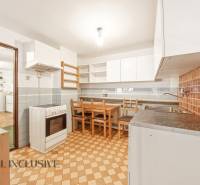 Na predaj 3-izb.rod.dom s dvojgarážou,Vojka nad Dunajom - Kuchyňa v rodinnom dome s jedálenským kútom a dlažbou s geometrickým vzorom.